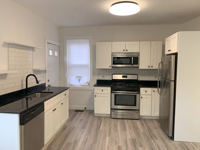 Kitchen - 1829 W Ellen St