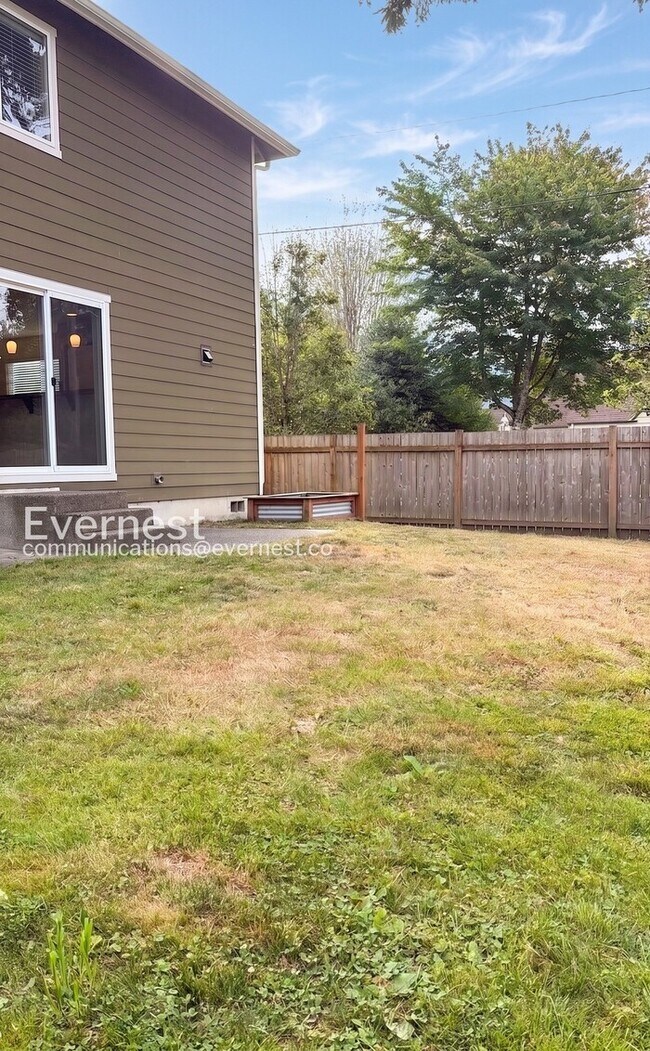 Building Photo - 3 Bed, 2.5 Bath Home with Fenced Yard & Garage / Pet-Friendly / Vouchers Accepted / Available Now!