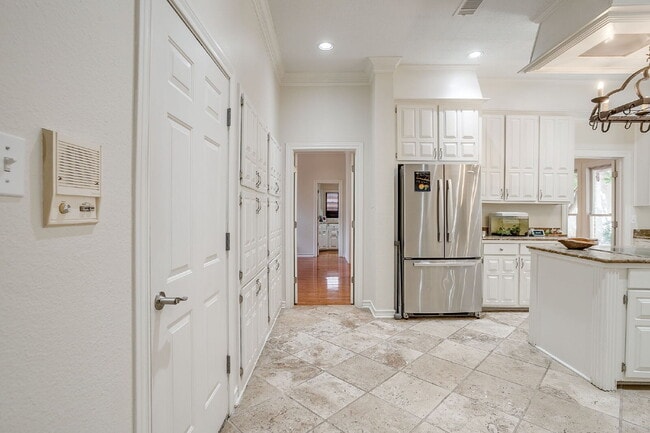 Building Photo - Private 4 Bedroom Retreat for Lease