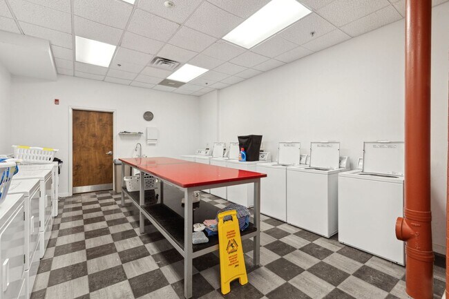 Building Photo - Newly Renovated Condo Center City