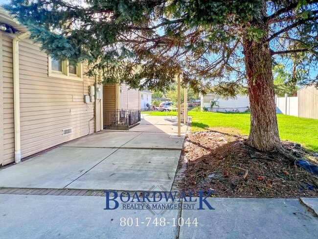 Building Photo - 2247 E Lambourne Ave