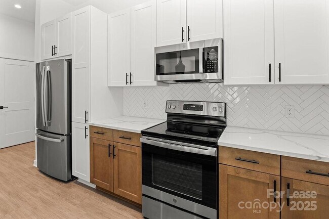 Primary Photo - 1711 Commonwealth Ave