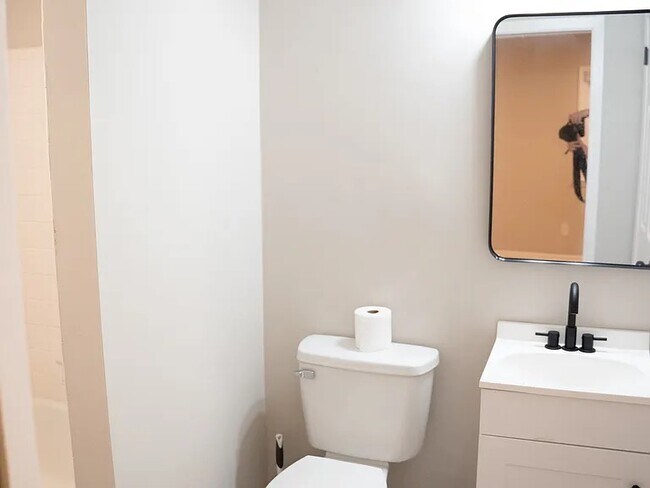 Building Photo - 914 Edison Rd