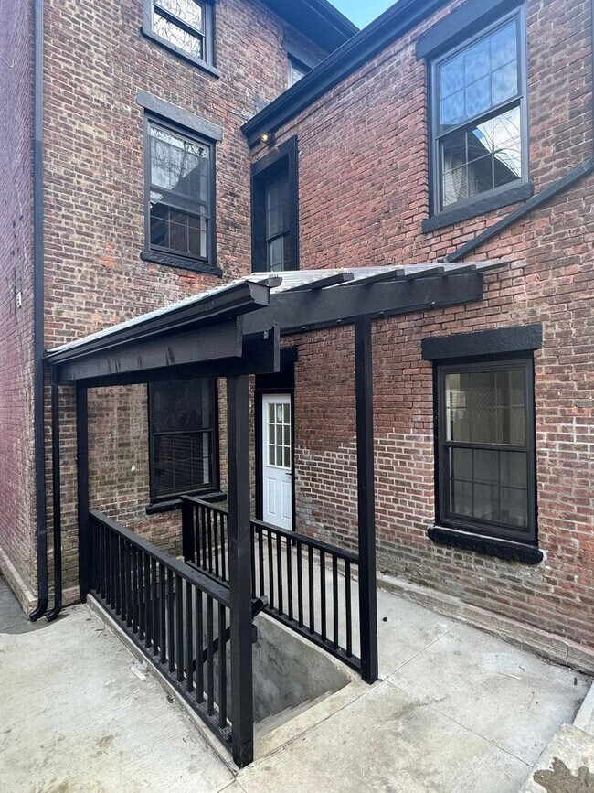 Building Photo - Real Estate Listing: Newly Renovated 2-Bed...