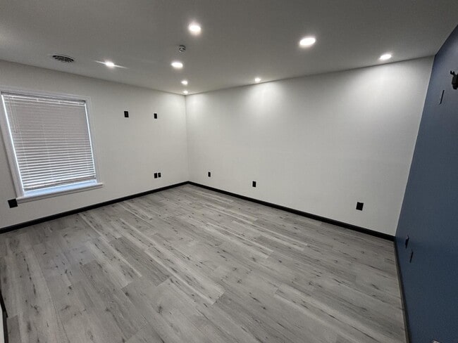 Building Photo - 8495 Woodbury Pike