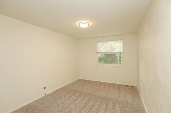 Building Photo - Bright, Clean, and Move-In Ready Townhome