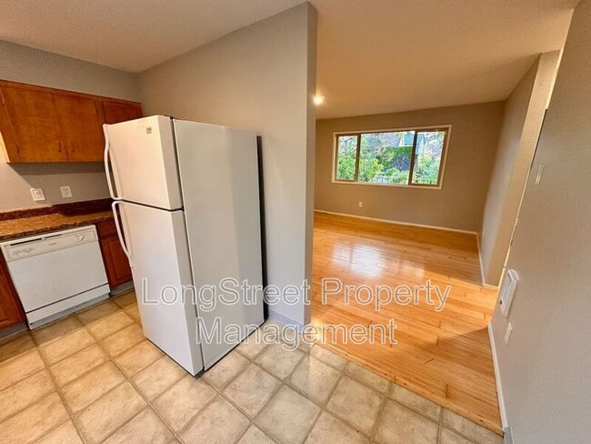 Building Photo - 127 SE 30th Pl