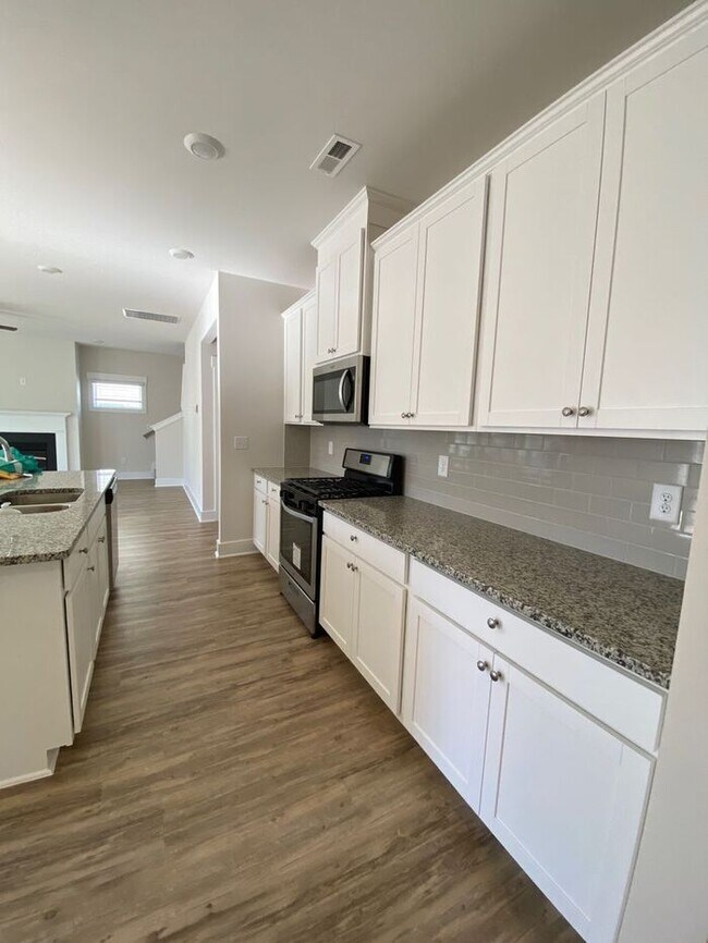 Building Photo - **Coming Soon! **Gorgeous and spacious!