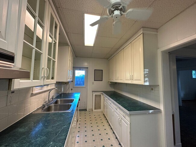 Building Photo - Charming 3 Bedroom/1.5 Bathroom Home in Ha...