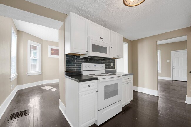 Building Photo - Move-In Ready 3-Bedroom Home with Updated Kitchen & Central A/C