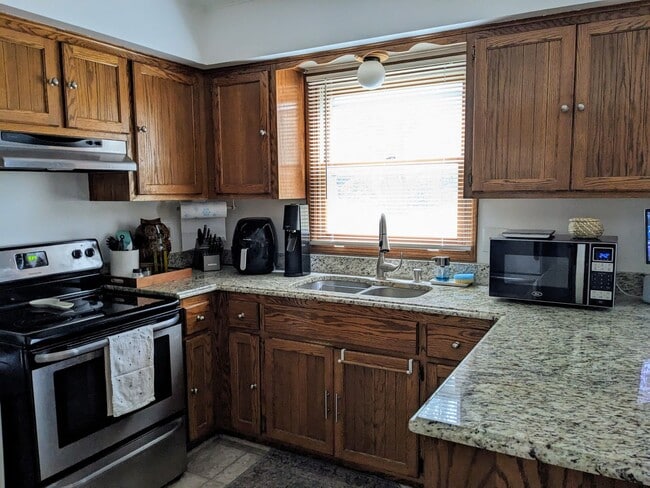 Building Photo - 3 Bedroom 1.5 Bathroom Single Family