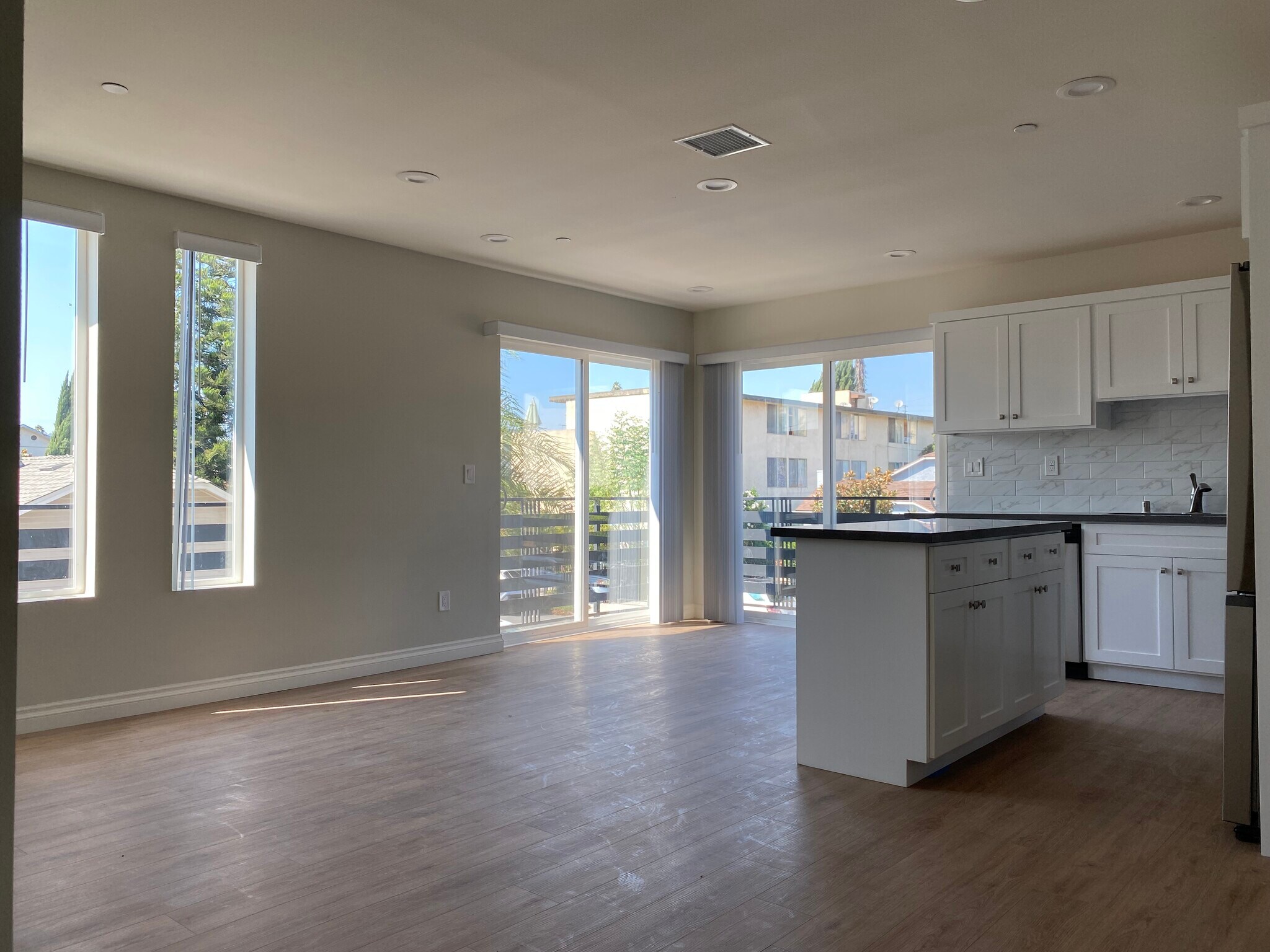 Building Photo - 5542 Romaine St