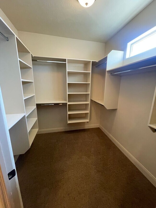Building Photo - Great home and Pet Friendly!!  ADA tub/shower