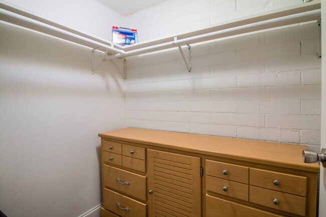 Building Photo - 2014 Newman St