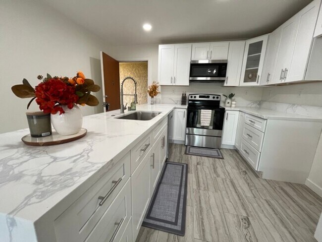 Primary Photo - Downstairs 1 Bedroom Unit in Orange