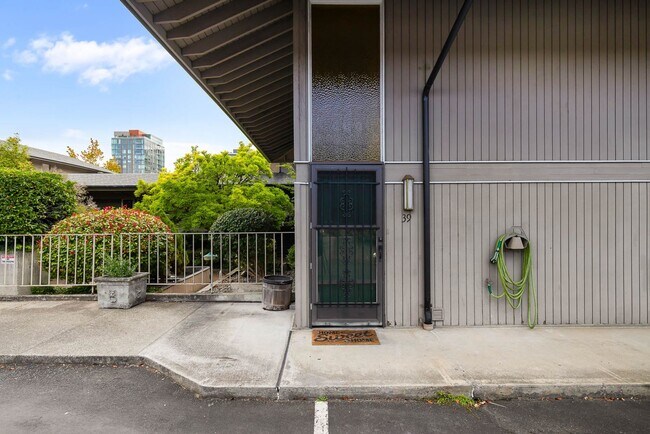 Building Photo - 860 100th Ave NE