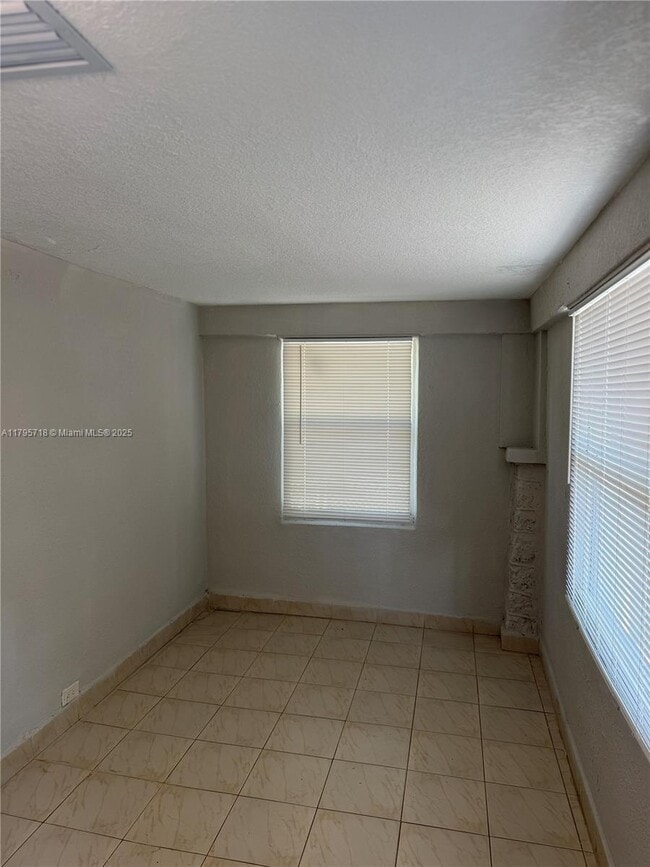 Building Photo - 3 bedroom in Miami FL 33127