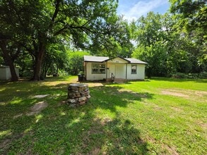 Building Photo - 3 Bed 2 Bath at Shawnee