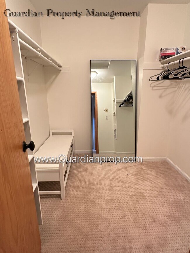 Building Photo - Well Maintained Prior Lake SFH, Large Deck, Fireplace, 2 Car Attached Garage