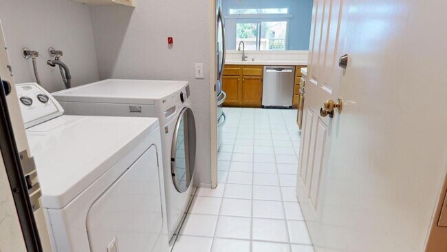 Building Photo - 7254 Shoreline Dr