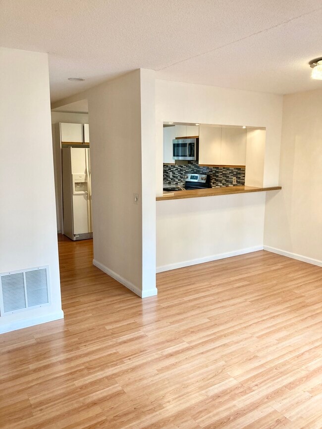 Building Photo - 156 E Grayling Ln