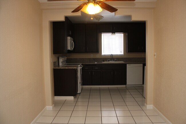 Building Photo - Superb Dual Master Townhome!