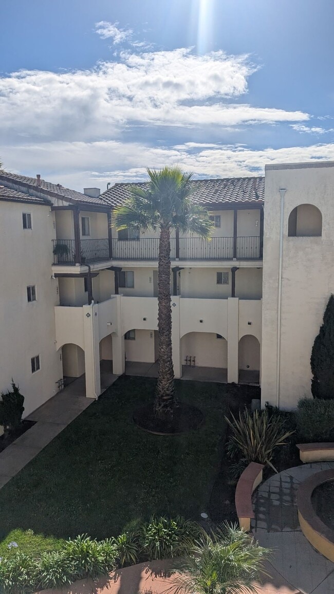 Building Photo - Beautiful 3 bedroom/1 bath in gated community. Call or come by to view!