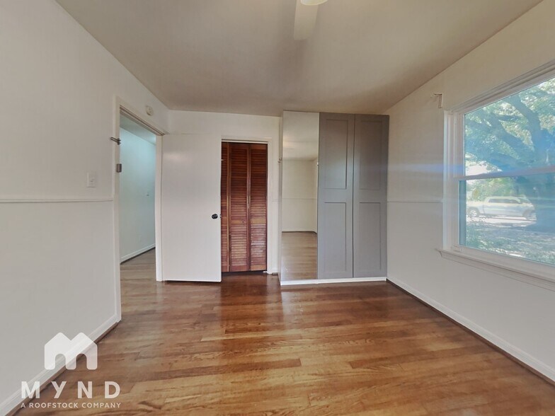 Building Photo - 6907 Schiller St