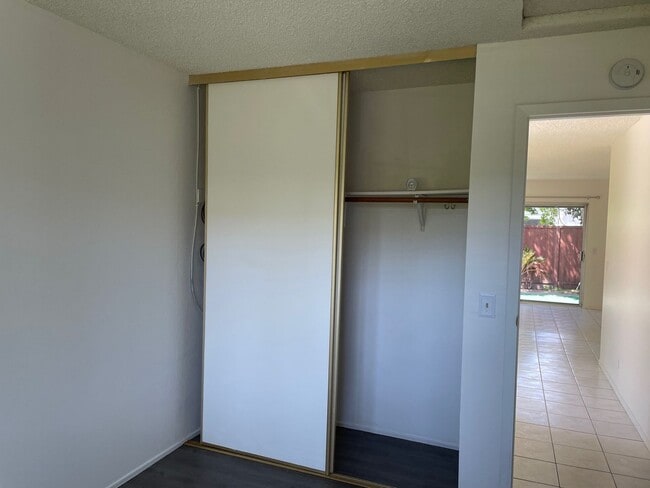 Building Photo - Spacious 2 Bedroom, 1 Bath Apartment w/ 1 Car Covered parking and onsite laundry