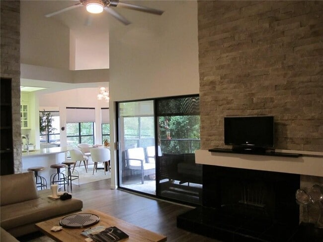 Building Photo - 4711 Spicewood Springs Rd