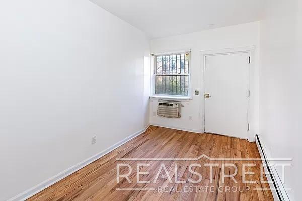 Building Photo - Bright & Modern 3BD/2BA Top-Floor Unit wit...