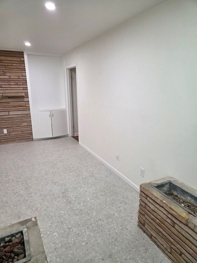 Building Photo - Travis Heights