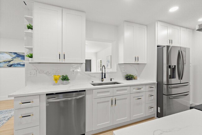 Building Photo - Newly Renovated Pool Home