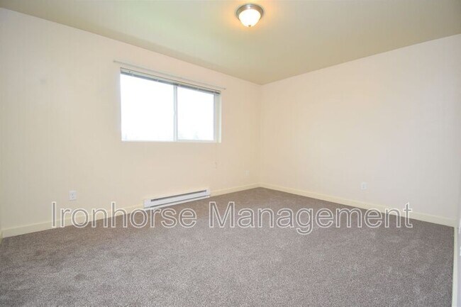 Building Photo - 807 W Villard St