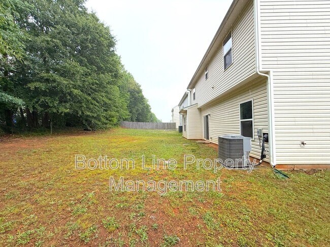Building Photo - 1321 Waylon Ave