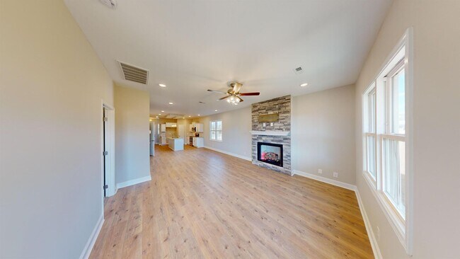 Building Photo - 3 bedrooms almost brand new house