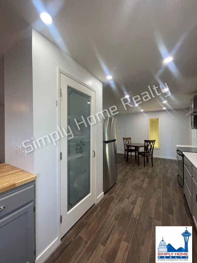 Building Photo - Private Cul-de-Sac Gem with Spacious Backyard!