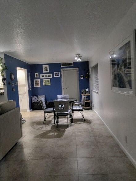 Building Photo - 399 Brittany Dr