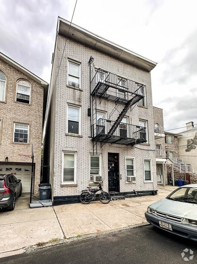 Building Photo - 14 Sherman Ave