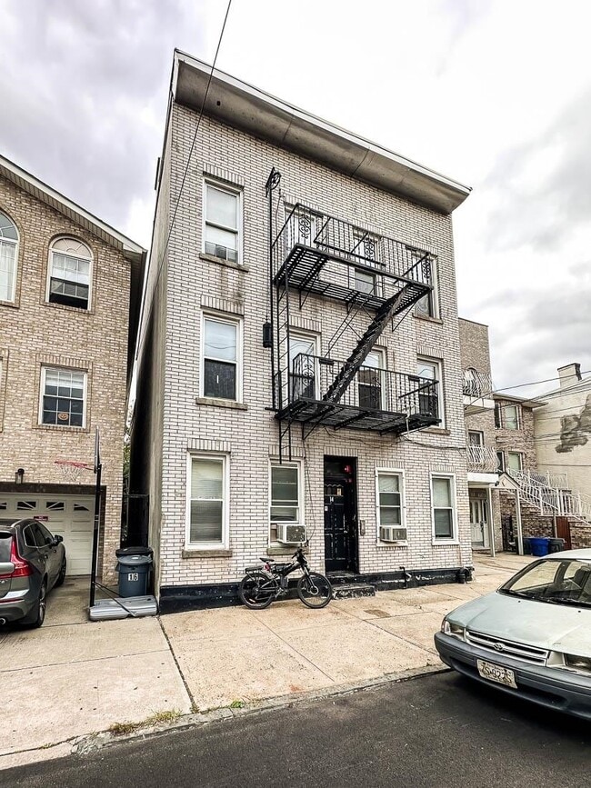 Primary Photo - 14 Sherman Ave