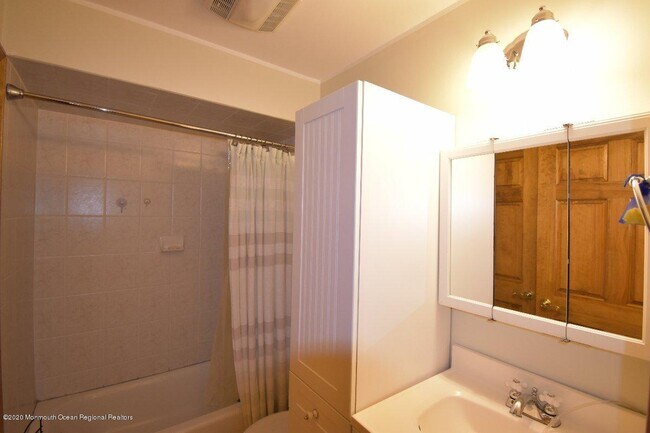 Building Photo - 1304 Wellington Pl