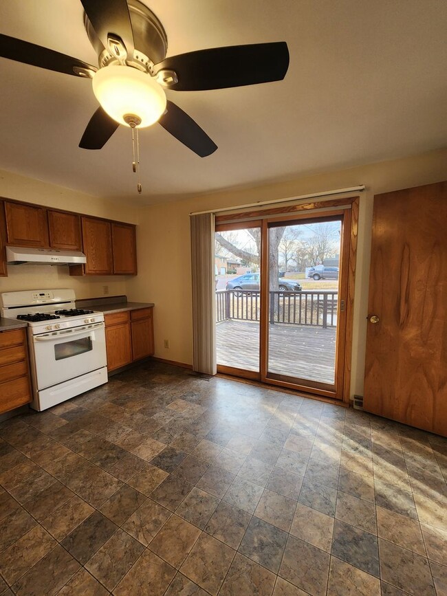 Building Photo - 3 bedroom 2 bath with garage