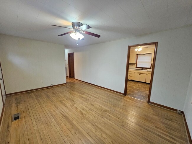 Building Photo - Beautiful 3 bedroom 1 bathroom ranch in Ce...