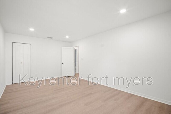 Building Photo - 4293 Island Cir