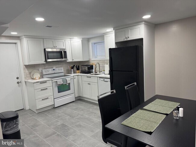 Building Photo - 8315 Navahoe Dr
