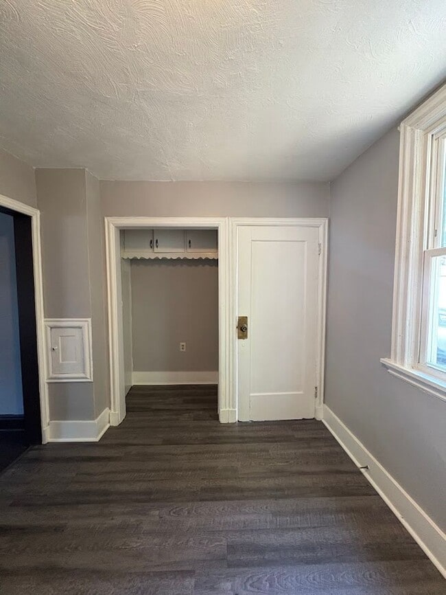 Building Photo - Three bedroom two bathroom home for rent