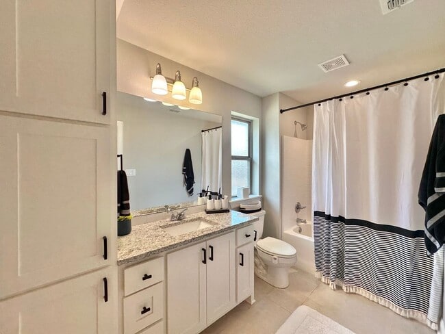Building Photo - Available Now! Beautiful Home in Lindsey C...