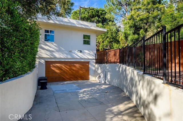 Building Photo - 2065 E Altadena Dr