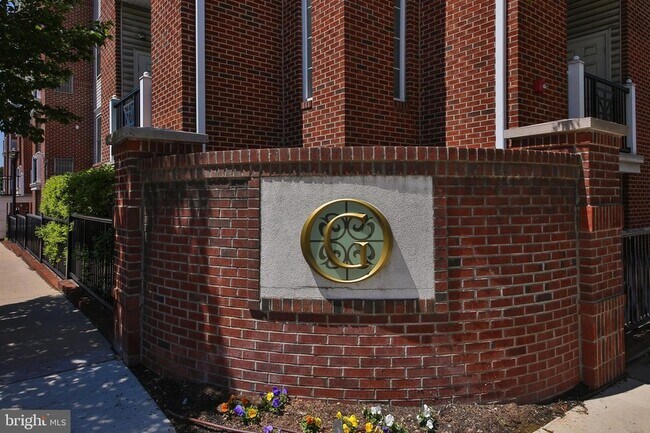 Building Photo - 300 W Elm St