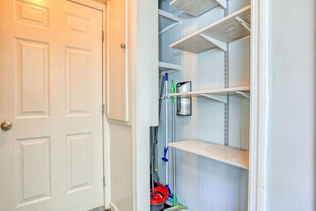 Building Photo - 3 BED | 3 BATH | POOLER | FURNISHED